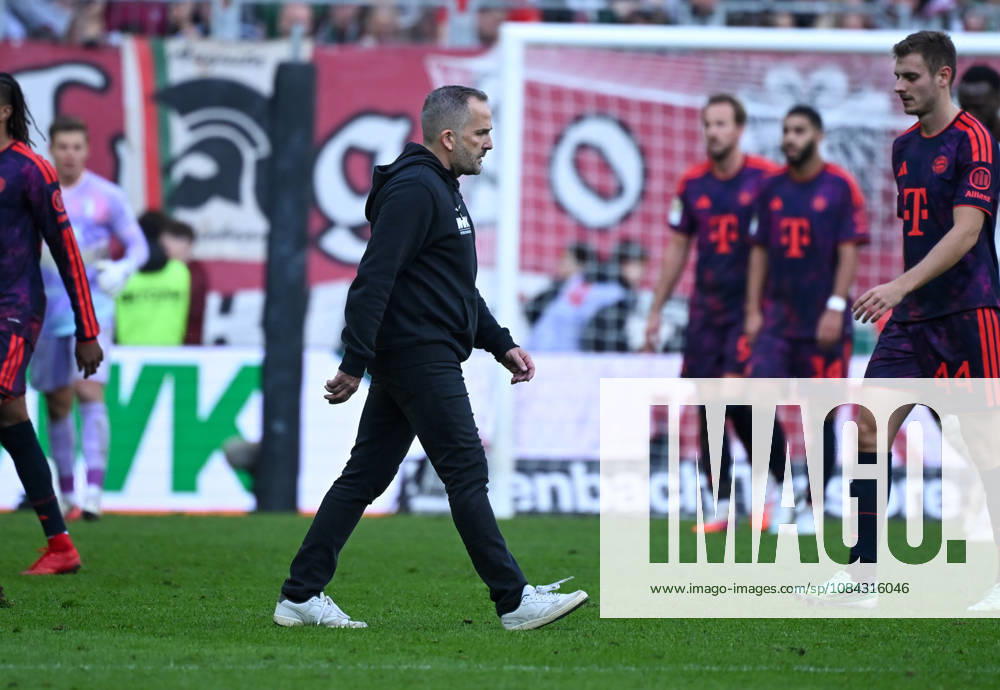 Fussball 1.Bundesliga, FC Augsburg - Bayern München v.l. Cheftrainer Manuel Baum (FC Augsburg) beim Halbzeitpfiff unterwegs zum Schiedsrichter Sven Jablonski Augsburg