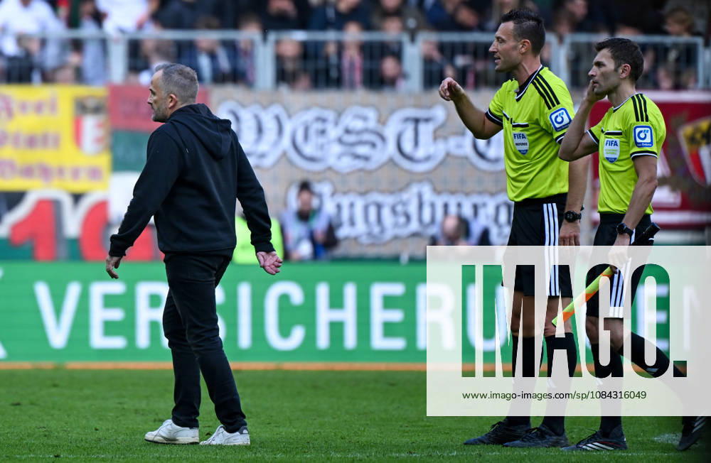 Fussball 1.Bundesliga, FC Augsburg - Bayern München v.l. Cheftrainer Manuel Baum (FC Augsburg), Schiedsrichter Sven Jablonski schickt weg nach Halbzeitpfiff Augsburg