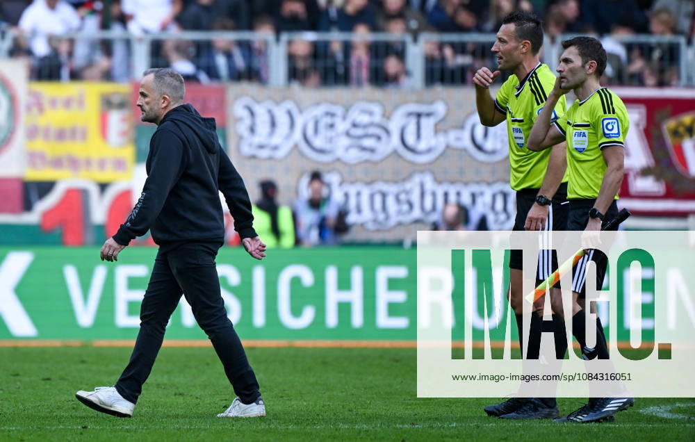 Fussball 1.Bundesliga, FC Augsburg - Bayern München v.l. Cheftrainer Manuel Baum (FC Augsburg), Schiedsrichter Sven Jablonski schickt weg nach Halbzeitpfiff Augsburg