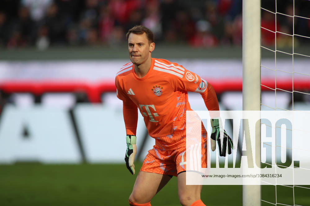 Fussball, Herren, Saison 2026 2027, FC Augsburg - FC Bayern München, Bundesliga, WWK Arena Manuel Neuer (FC Bayern München) nach vorne gebeugt, konzentriert in seinem Tor stehend DFL DFB regulations prohibit any use of photographs as image sequences and or quasi-video
