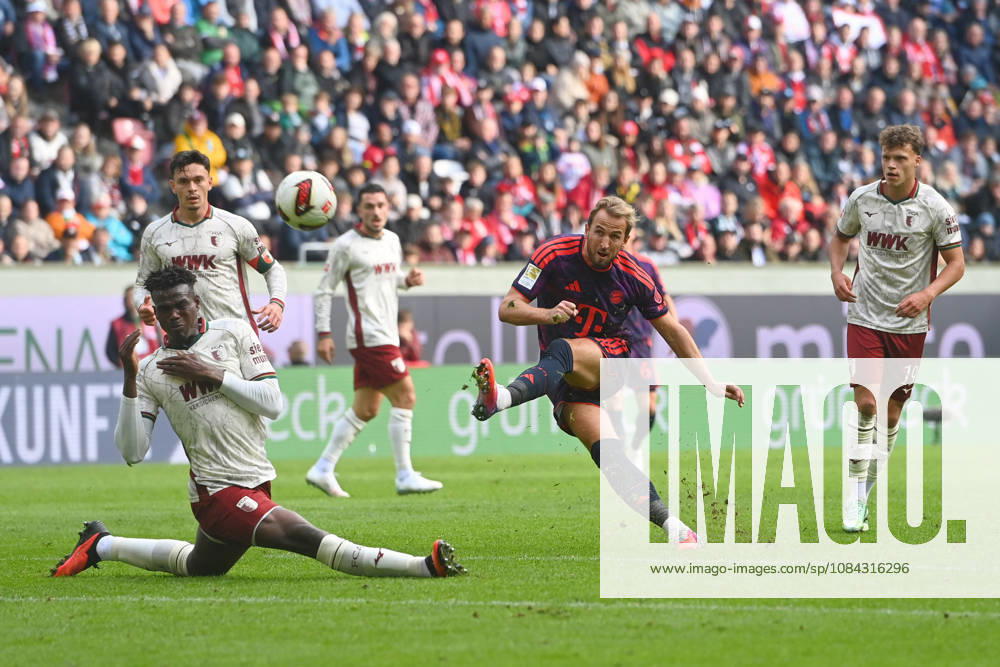 Torchance Harry KANE (Bayern Muenchen), li:Seong Hoon CHEON (FC Augsburg),Aktion,Schuss. Fussball 1. Bundesliga Saison 2026 2027, 5.Spieltag, Spieltag05, FC Augsburg - FC Bayern Muenchen am 10.10.2026 , WWK A R E N A.