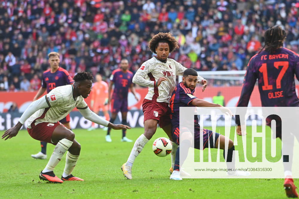 Ismael SAIBARI (Bayern Muenchen), Aktion,Zweikampf gegen Han-Noah MASENGO (FC Augsburg) und li:Seong Hoon CHEON (FC Augsburg). Fussball 1. Bundesliga Saison 2026 2027, 5.Spieltag, Spieltag05, FC Augsburg - FC Bayern Muenchen am 10.10.2026 , WWK A R E N A.