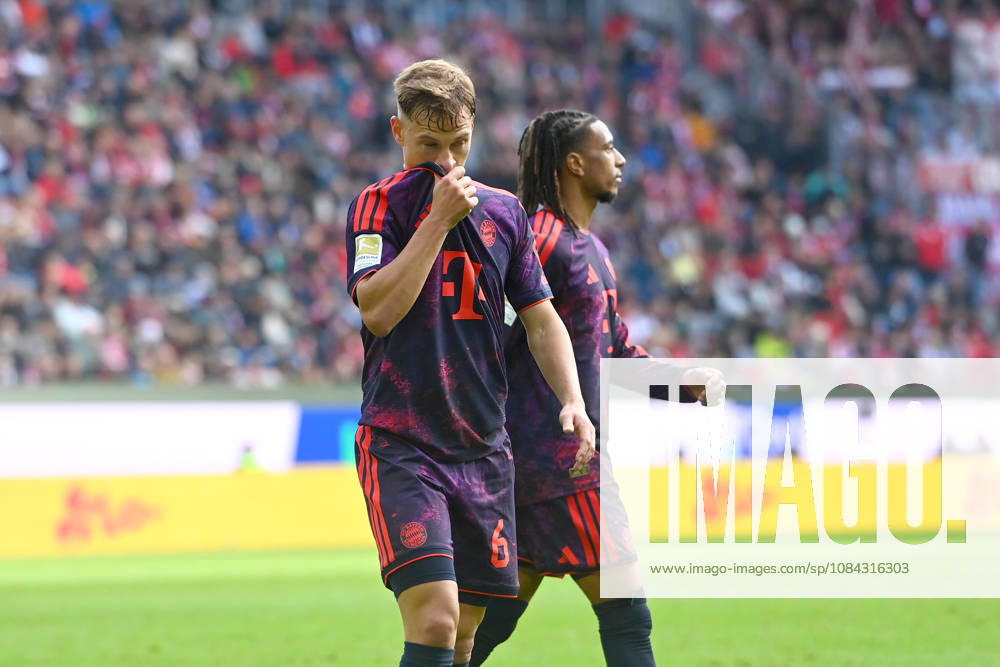 Joshua KIMMICH (Bayern Muenchen), Michael OLISE (Bayern Muenchen), Enttaeuschung,Frust,enttaeuscht, frustriert,niedergeschlagen, Fussball 1. Bundesliga Saison 2026 2027, 5.Spieltag, Spieltag05, FC Augsburg - FC Bayern Muenchen am 10.10.2026 , WWK A R E N A.