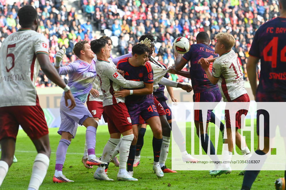 Strafraumszene,Aktion,Zweikampf Fussball 1. Bundesliga Saison 2026 2027, 5.Spieltag, Spieltag05, FC Augsburg - FC Bayern Muenchen am 10.10.2026 , WWK A R E N A.