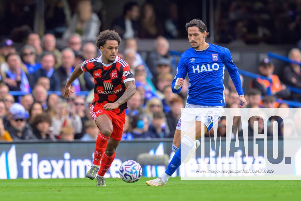 IPSWICH, ENGLAND OCTOBER 10 - Oscar Bobb of Fulham under pressure from Sasa Lukic of Ipswich Town during the Premier League game between Ipswich Town and Fulham at Portman Road on October 10, 2026 in Ipswich, England. (Photo by Keeran Marquis Sports Press Photo)