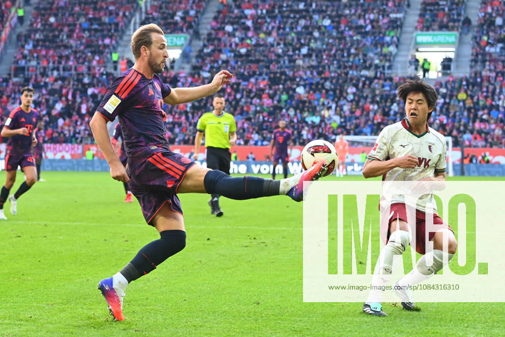Harry KANE (Bayern Muenchen), Aktion,Zweikampf gegen Youngwoo SEOL (FC Augsburg). Fussball 1. Bundesliga Saison 2026 2027, 5.Spieltag, Spieltag05, FC Augsburg - FC Bayern Muenchen am 10.10.2026 , WWK A R E N A.