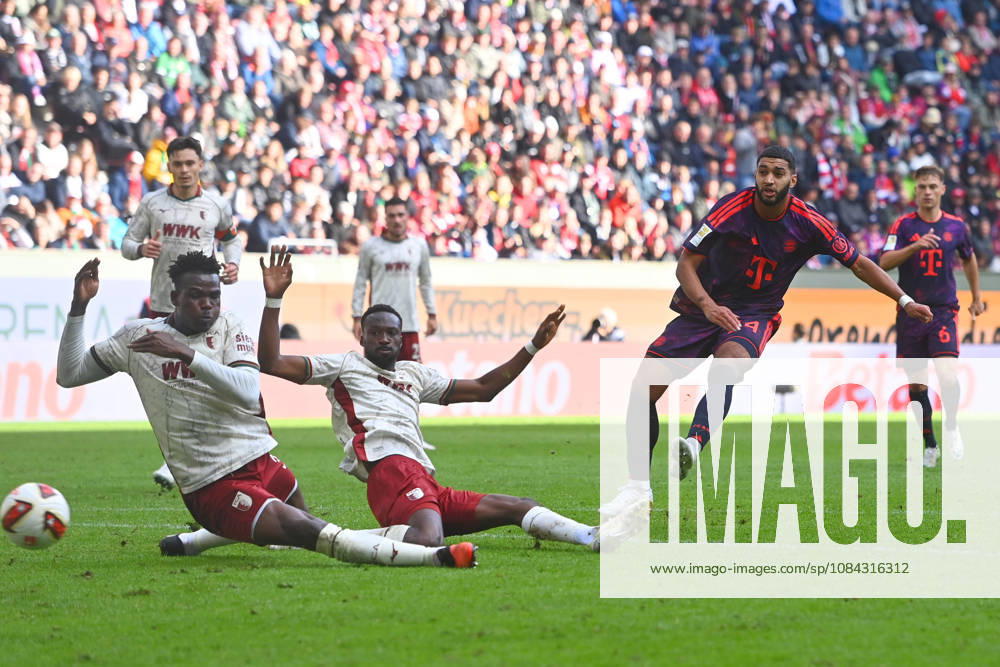 Torchance Ismael SAIBARI (Bayern Muenchen), li:Chrislain MATSIMA (FC AUGSBURG), Seong Hoon CHEON (FC Augsburg),Aktion,Schuss. Fussball 1. Bundesliga Saison 2026 2027, 5.Spieltag, Spieltag05, FC Augsburg - FC Bayern Muenchen am 10.10.2026 , WWK A R E N A.