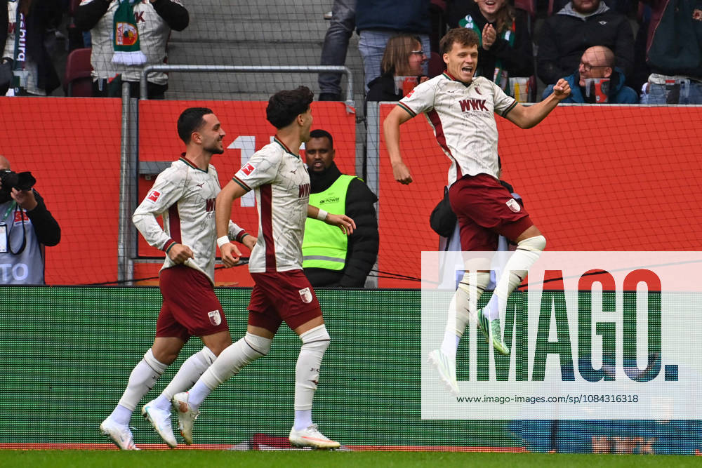 Torjubel Robin FELLHAUER (FC Augsburg) li:Rodrigo Duarte RIBEIRO (FC Augsburg), Arijon IBRAHIMOVIC Fussball 1. Bundesliga Saison 2026 2027, 5.Spieltag, Spieltag05, FC Augsburg - FC Bayern Muenchen am 10.10.2026 , WWK A R E N A.