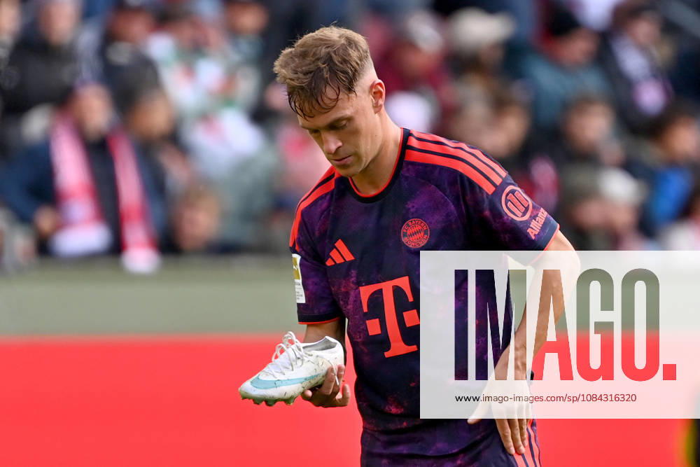 Joshua KIMMICH (Bayern Muenchen) haelt seinen Schuh. Fussball 1. Bundesliga Saison 2026 2027, 5.Spieltag, Spieltag05, FC Augsburg - FC Bayern Muenchen am 10.10.2026 , WWK A R E N A.