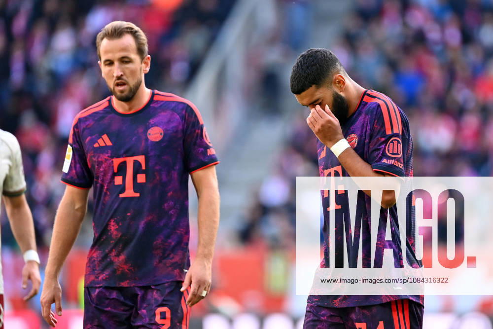 V.re:Ismael SAIBARI (Bayern Muenchen), Harry KANE (Bayern Muenchen). Enttaeuschung,Frust,enttaeuscht,frustriert,niedergeschlagen, Fussball 1. Bundesliga Saison 2026 2027, 5.Spieltag, Spieltag05, FC Augsburg - FC Bayern Muenchen am 10.10.2026 , WWK A R E N A.
