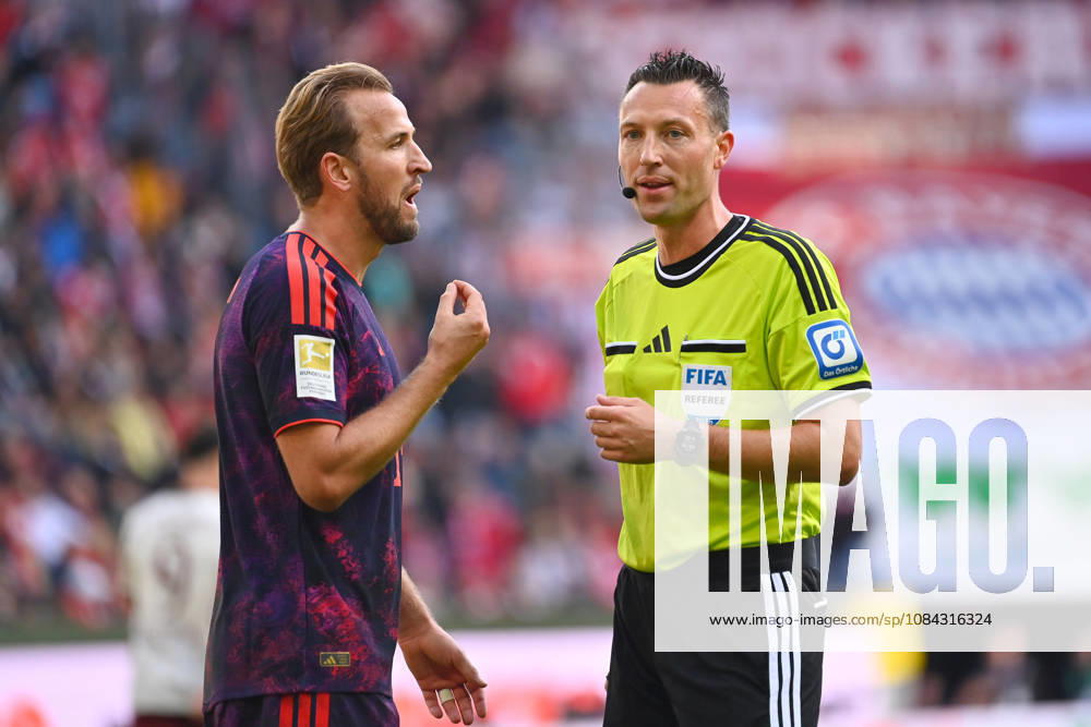 Harry KANE (Bayern Muenchen) mit Schiedsrichter Sven JABLONSKI. Fussball 1. Bundesliga Saison 2026 2027, 5.Spieltag, Spieltag05, FC Augsburg - FC Bayern Muenchen am 10.10.2026 , WWK A R E N A.