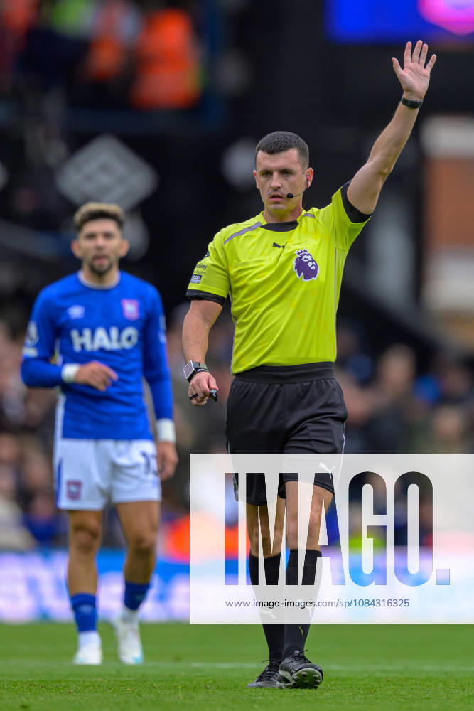 IPSWICH, ENGLAND OCTOBER 10 - Referee Lewis Smith during the Premier League game between Ipswich Town and Fulham at Portman Road on October 10, 2026 in Ipswich, England. (Photo by Keeran Marquis Sports Press Photo)