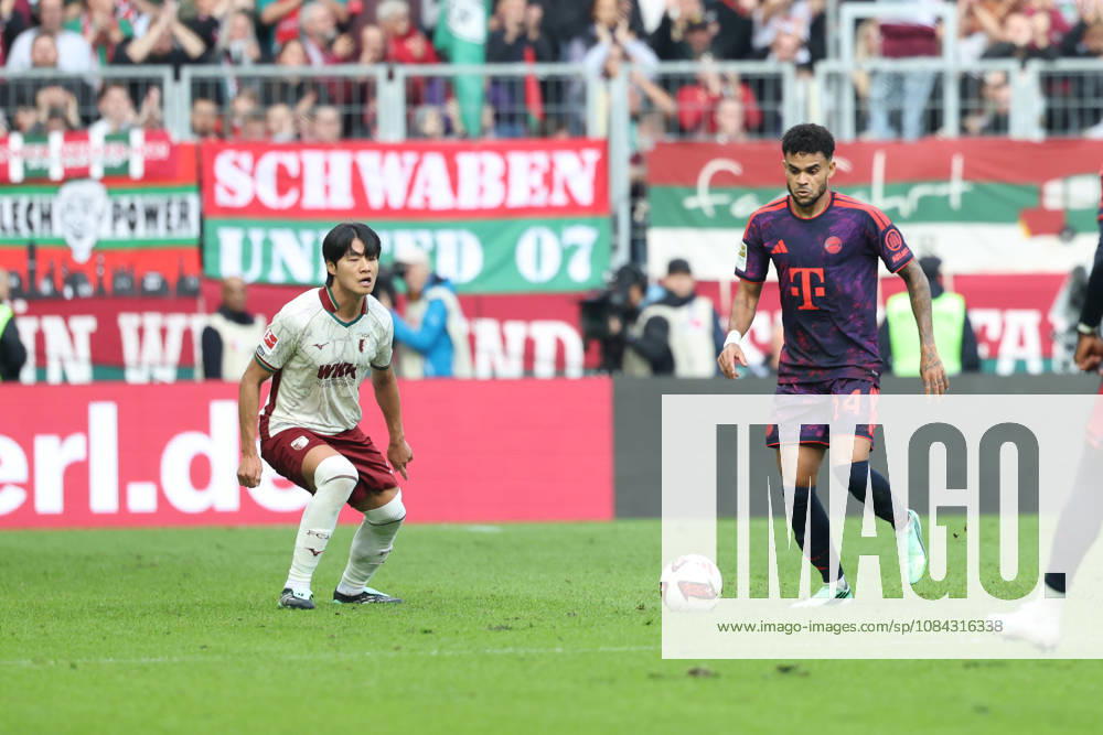 Luis Diaz (FC Bayern Muenchen, 14) mit Ball mit Youngwoo Seol (FC Augsburg, 07), GER, FC Augsburg vs. FC Bayern Muenchen, Fussball, Bundesliga, 5. Spieltag, Saison 2026 2027, 10.10.2026, , GER, FC Augsburg vs. FC Bayern Muenchen, Fussball, Bundesliga, 5. Spieltag, Saison 2026 2027, 10.10.2026 Augsburg