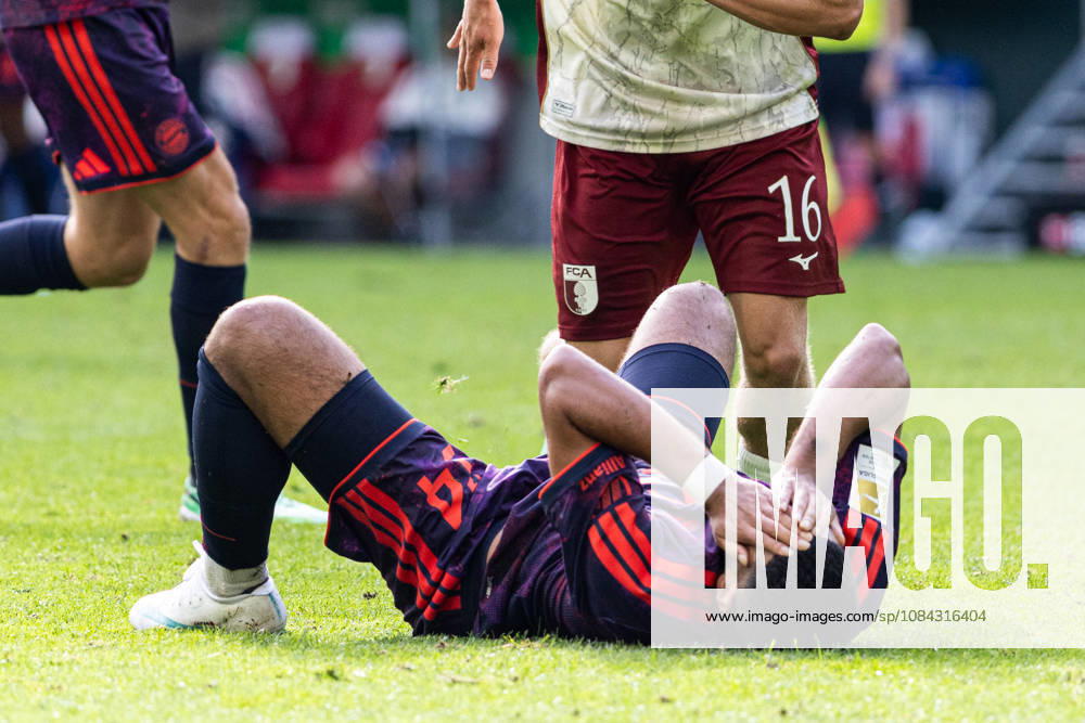 Deutschland: FC Augsburg vs FC Bayern München, 1. Bundesliga, 5. Spieltag, Saison 2026 27, WWK Arena (Augsburg): Ismael Saibari, (FC Bayern München, 34) liegt mit schmerzen am Boden Augsburg WWK Arena Bayern Deutschland