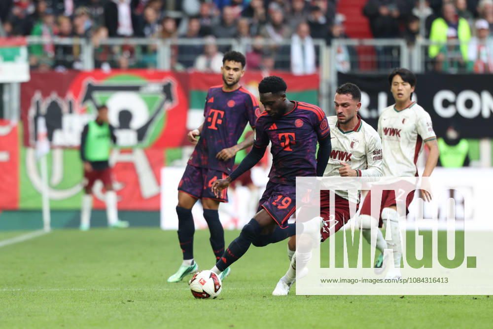 Alphonso Davies (FC Bayern Muenchen, 19) mit Arijon Ibrahimovic (FC Augsburg, 21), GER, FC Augsburg vs. FC Bayern Muenchen, Fussball, Bundesliga, 5. Spieltag, Saison 2026 2027, 10.10.2026, , GER, FC Augsburg vs. FC Bayern Muenchen, Fussball, Bundesliga, 5. Spieltag, Saison 2026 2027, 10.10.2026 Augsburg