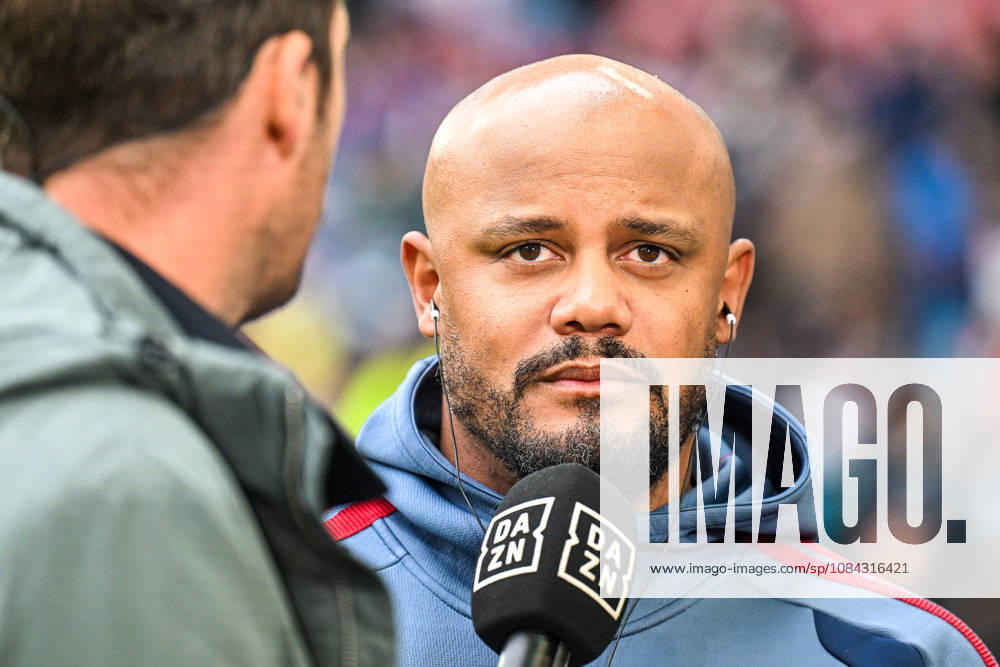 GER, Fußball, Herren, 1. Bundesliga, 5. Spieltag, FC Augsburg vs FC Bayern München Vincent Kompany (Bayern Muenchen), Interview mit DAZN vor Spielbeginn Augsburg WWK-Arena Bayern Deutschland