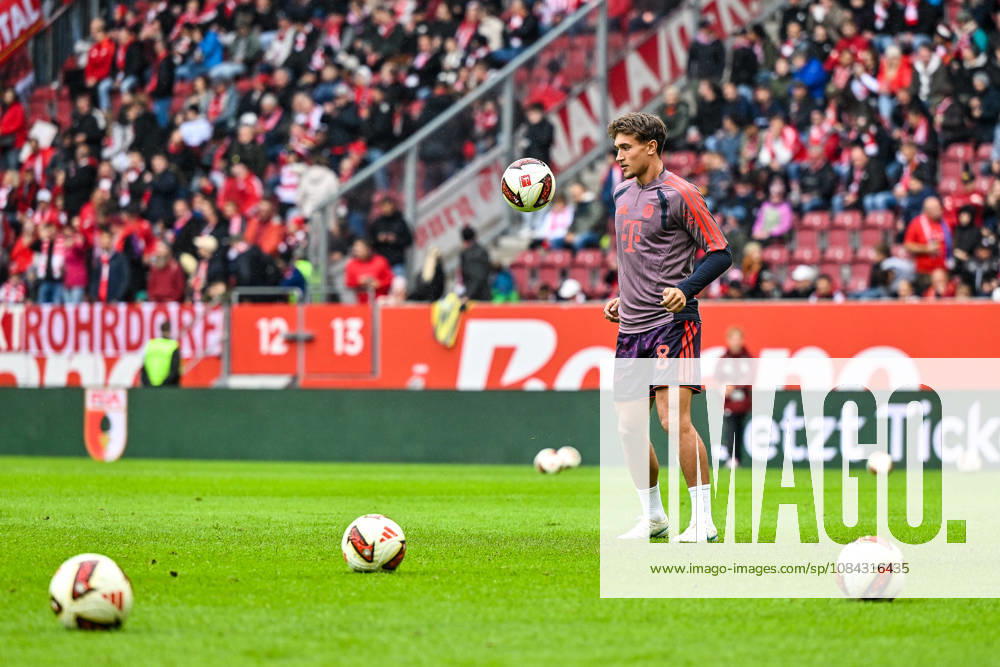 GER, Fußball, Herren, 1. Bundesliga, 5. Spieltag, FC Augsburg vs FC Bayern München Tom Bischof (Bayern Muenchen, 8) bleibt als letzter beim Warm-up Augsburg WWK-Arena Bayern Deutschland