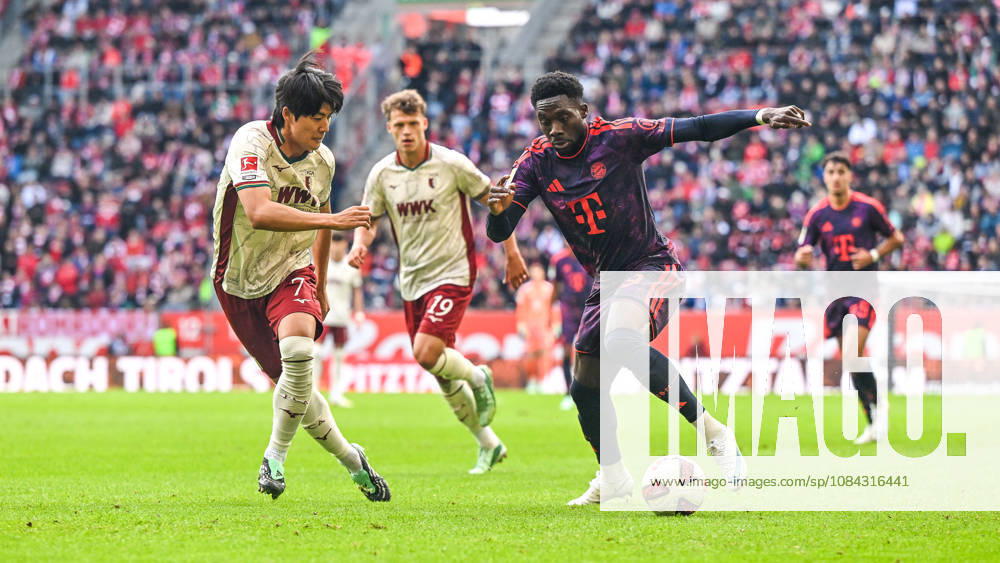 GER, Fußball, Herren, 1. Bundesliga, 5. Spieltag, FC Augsburg vs FC Bayern München Young-woo Seol (FC Augsburg, 7), Alphonso Davies (Bayern Muenchen, 19) Augsburg WWK-Arena Bayern Deutschland