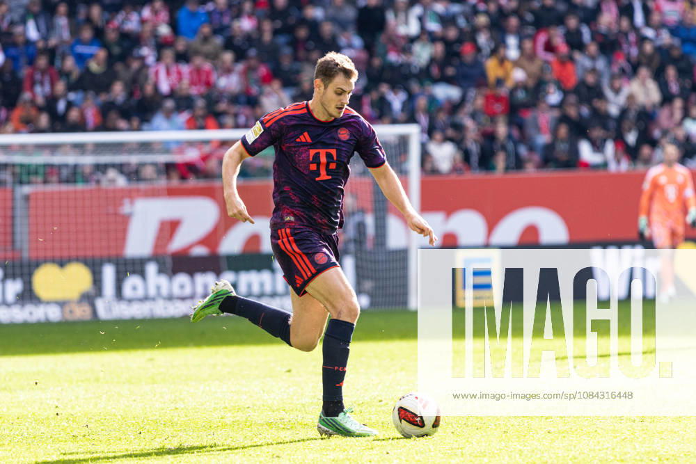 Deutschland: FC Augsburg vs FC Bayern München, 1. Bundesliga, 5. Spieltag, Saison 2026 27, WWK Arena (Augsburg): Josip Stanisic, (FC Bayern München, 44) am Ball Augsburg WWK Arena Bayern Deutschland