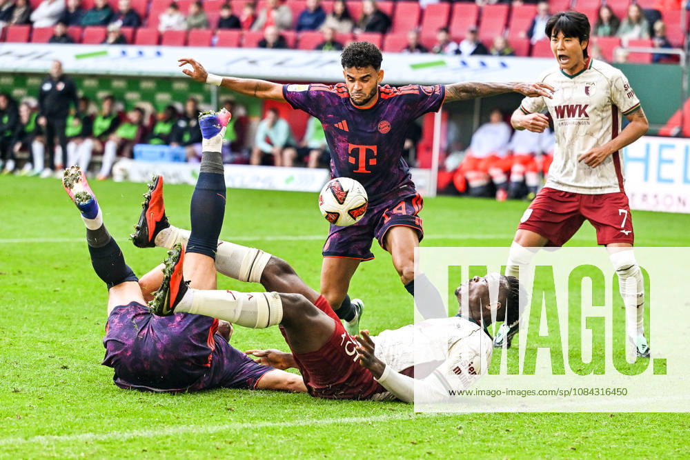 GER, Fußball, Herren, 1. Bundesliga, 5. Spieltag, FC Augsburg vs FC Bayern München Luis Diaz (Bayern Muenchen, 14) am Ball, Harry Kane (Bayern Muenchen, 9) und Juma Bah (FC Augsburg, 35) liegen nach Kampf um den Ball auf dem Rücken Augsburg WWK-Arena Bayern Deutschland