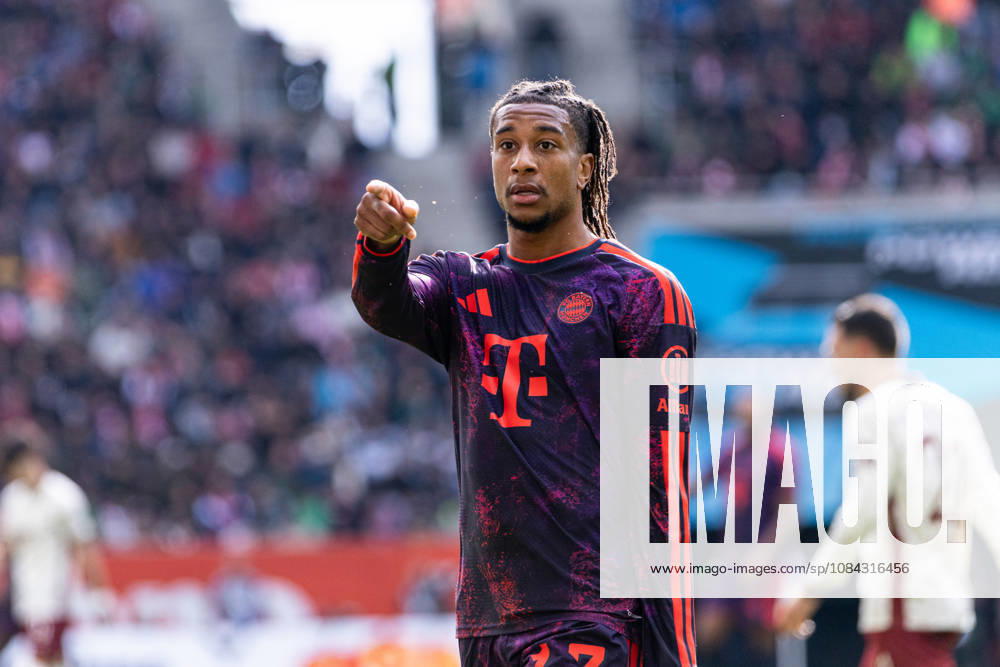 Deutschland: FC Augsburg vs FC Bayern München, 1. Bundesliga, 5. Spieltag, Saison 2026 27, WWK Arena (Augsburg): Michael Olise, (FC Bayern München, 17) zeigt mit dem Finger auf etwas, Portraitfoto, Portrait, Einzelaufnahme, Porträt Augsburg WWK Arena Bayern Deutschland