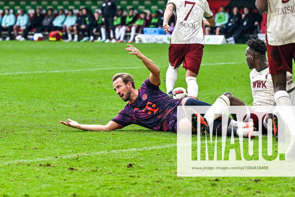 GER, Fußball, Herren, 1. Bundesliga, 5. Spieltag, FC Augsburg vs FC Bayern München Harry Kane (Bayern Muenchen, 9) reklamiert Elfmeter Augsburg WWK-Arena Bayern Deutschland