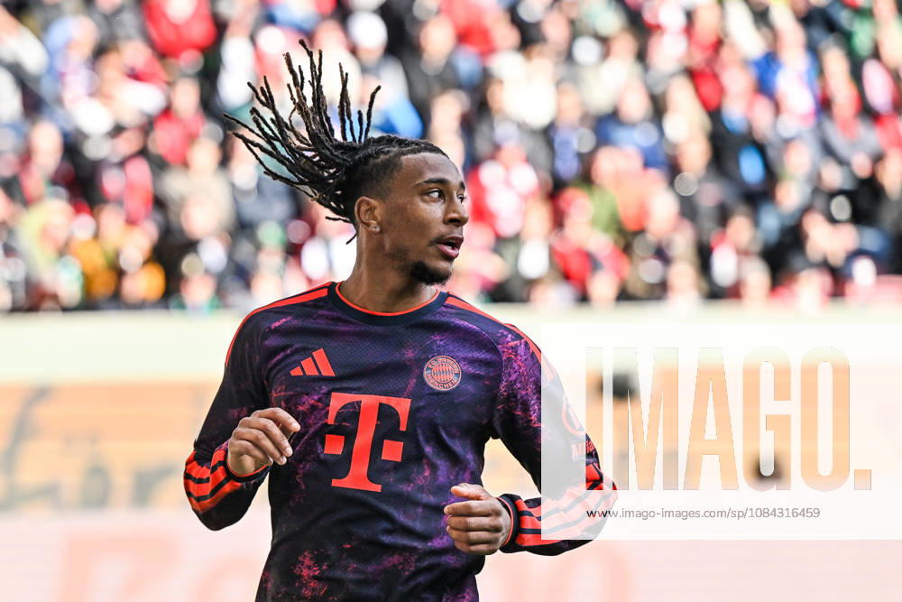 GER, Fußball, Herren, 1. Bundesliga, 5. Spieltag, FC Augsburg vs FC Bayern München Michael Olise (Bayern Muenchen, 17) stehen die Haare zu Berge Augsburg WWK-Arena Bayern Deutschland