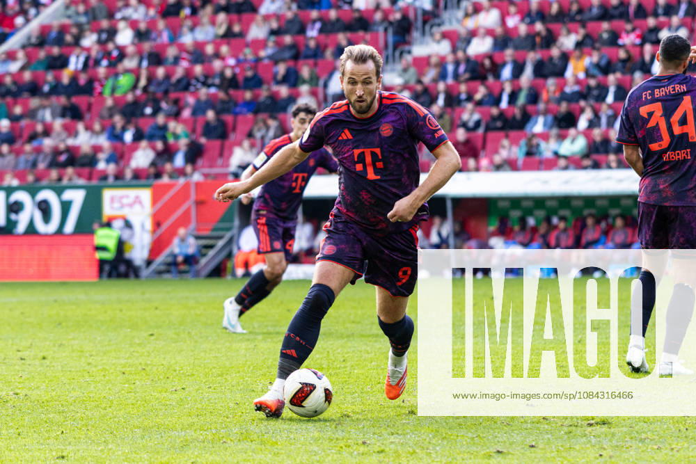 Deutschland: FC Augsburg vs FC Bayern München, 1. Bundesliga, 5. Spieltag, Saison 2026 27, WWK Arena (Augsburg): Harry Kane, (FC Bayern München, 9) am Ball Augsburg WWK Arena Bayern Deutschland