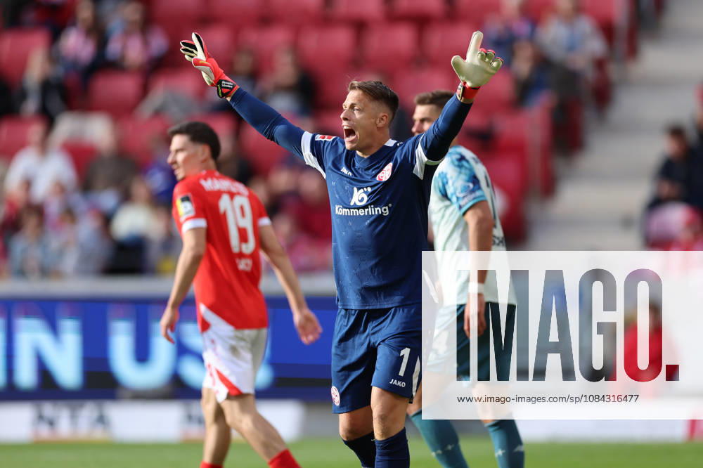 Fussball Bundesliga, 1. FSV Mainz 05 - Bayer 04 Leverkusen, v.l., Torwart Alexander Schwolow (FSV Mainz 05) gibt Anweisungen, gestikuliert, mit den Armen gestikulieren, gives instructions, gesticulate DFL DFB REGULATIONS PROHIBIT ANY USE OF PHOTOGRAPHS AS IMAGE SEQUENCES AND OR QUASI-VIDEO.