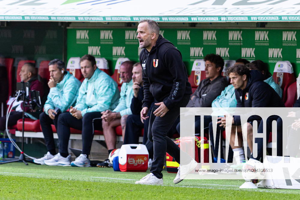 Deutschland: FC Augsburg vs FC Bayern München, 1. Bundesliga, 5. Spieltag, Saison 2026 27, WWK Arena (Augsburg): Manuel Baum, (Trainer, FC Augsburg) Emotionen Augsburg WWK Arena Bayern Deutschland