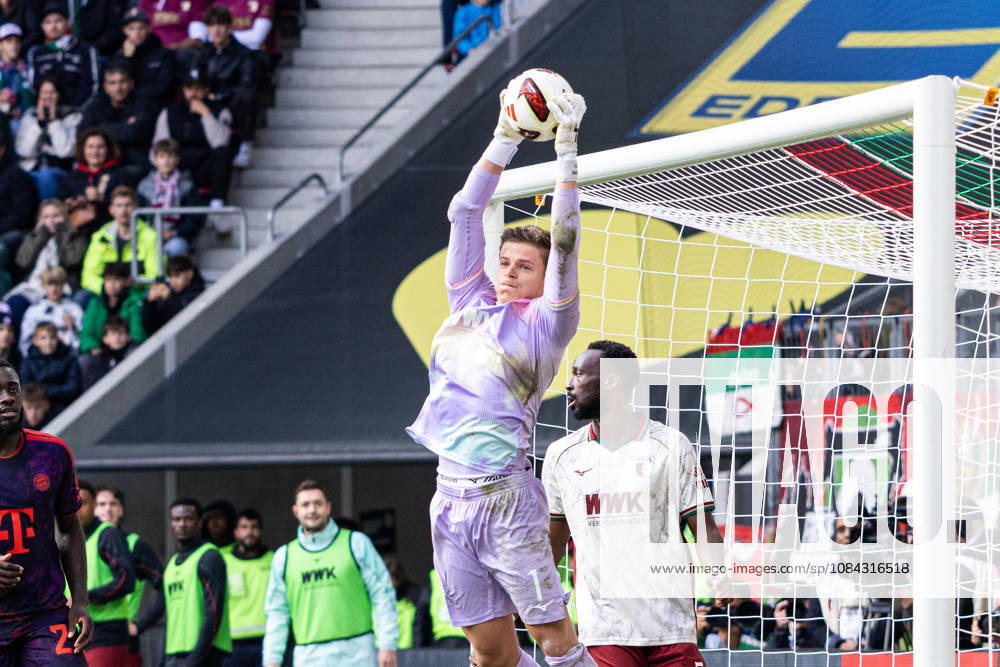 Deutschland: FC Augsburg vs FC Bayern München, 1. Bundesliga, 5. Spieltag, Saison 2026 27, WWK Arena (Augsburg): Finn Dahmen, (FC Augsburg, 1) fängt den Ball Augsburg WWK Arena Bayern Deutschland