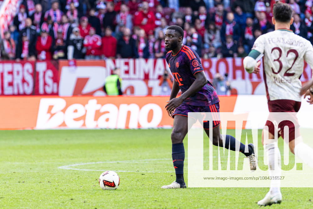 Deutschland: FC Augsburg vs FC Bayern München, 1. Bundesliga, 5. Spieltag, Saison 2026 27, WWK Arena (Augsburg): Dayot Upamecano, (FC Bayern München, 2) am Ball Augsburg WWK Arena Bayern Deutschland