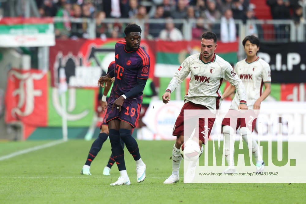 Alphonso Davies (FC Bayern Muenchen, 19) mit Arijon Ibrahimovic (FC Augsburg, 21), GER, FC Augsburg vs. FC Bayern Muenchen, Fussball, Bundesliga, 5. Spieltag, Saison 2026 2027, 10.10.2026, , GER, FC Augsburg vs. FC Bayern Muenchen, Fussball, Bundesliga, 5. Spieltag, Saison 2026 2027, 10.10.2026 Augsburg