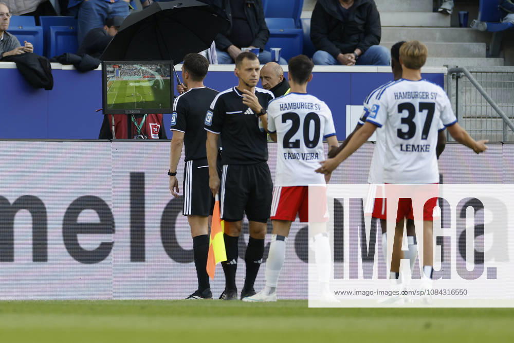 Schiedsrichter, Referee: Harm Osmers gibt den Treffer von Bambasé Conté (TSG Hoffenheim) nach Videobeweis, Video Assist, Video Beweis, TV Beweis, Video evidence nicht im Bundesliga-Spiel zwischen der TSG 1899 Hoffenheim und dem Hamburger SV in der PreZero Arena, Sinsheim, Deutschland, am 10. Oktober 2026. in action during the Bundesliga match between TSG 1899 Hoffenheim and Hamburger SV at the PreZero Arena, Sinsheim, Germany, on October 10, 2026. DFB DFL REGULATIONS PROHIBIT ANY USE OF PHOTOGRAPHS AS IMAGE SEQUENCES AND OR QUASI-VIDEO,