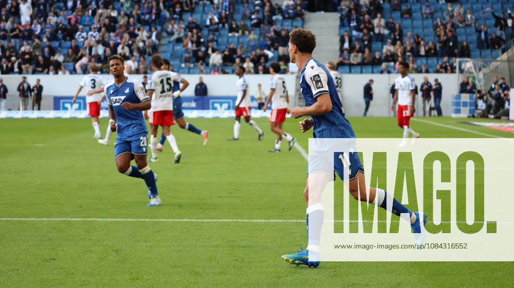 Fussball 1.Bundesliga, TSG 1899 Hoffenheim - Hamburger SV v.l. Bambasà Contà (TSG 1899 Hoffenheim) Torjubel nach dem Tor zum celebrating the goal celebrate 1:1 durch Fisnik Asllani (TSG 1899 Hoffenheim) Sinsheim
