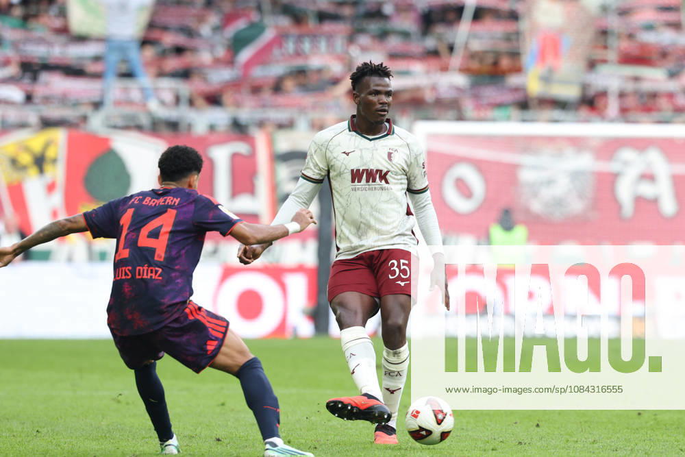 Abdulai Bah (FC Augsburg, 35) mit Luis Diaz (FC Bayern Muenchen, 14), GER, FC Augsburg vs. FC Bayern Muenchen, Fussball, Bundesliga, 5. Spieltag, Saison 2026 2027, 10.10.2026, , GER, FC Augsburg vs. FC Bayern Muenchen, Fussball, Bundesliga, 5. Spieltag, Saison 2026 2027, 10.10.2026 Augsburg