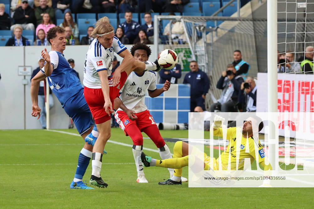 Fussball 1.Bundesliga, TSG 1899 Hoffenheim - Hamburger SV v.l. Torschuss zum 1:1 durch Fisnik Asllani (TSG 1899 Hoffenheim) Sebastiaan Bornauw (Hamburger SV) Warmed Omari (Hamburger SV) Daniel Heuer Fernandes (Hamburger SV) Sinsheim