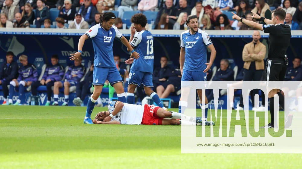 Fussball 1.Bundesliga, TSG 1899 Hoffenheim - Hamburger SV v.l. Yussuf Poulsen (Hamburger SV) verletzt, Verletzung, Schmerz, Schmerzen, injured, injury, pain, pains Sinsheim