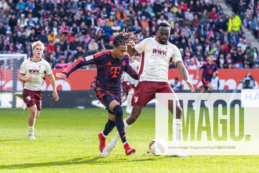 Deutschland: FC Augsburg vs FC Bayern München, 1. Bundesliga, 5. Spieltag, Saison 2026 27, WWK Arena (Augsburg): Michael Olise, (FC Bayern München, 17) im Zweikampf mit Chrislain Matsima, (FC Augsburg, 5) Augsburg WWK Arena Bayern Deutschland