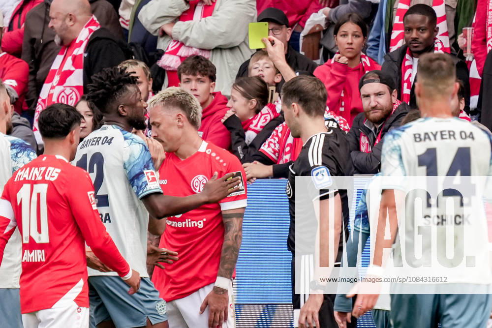 Deutschland: Fussball Saison 2026 2027 , 1. Bundesliga , 5. Spieltag , 1. FSV Mainz 05 vs. Bayer 04 Leverkusen - MEWA-Arena (Mainz) : Schiedsrichter zeigt Phillip Tietz (1. FSV Mainz 05, 9) die gelbe Karte Mainz MEWA-Arena Deutschland Germany