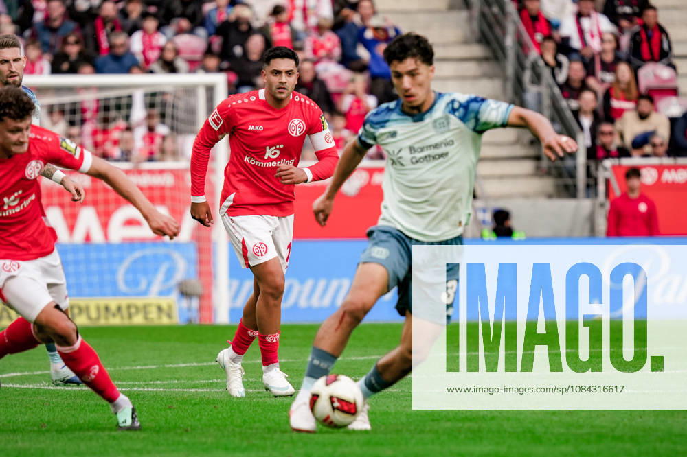 Deutschland: Fussball Saison 2026 2027 , 1. Bundesliga , 5. Spieltag , 1. FSV Mainz 05 vs. Bayer 04 Leverkusen - MEWA-Arena (Mainz) : Miguel Gutià rrez Miguel Gutierrez (Bayer 04 Leverkusen, 3) am Ball, im Ballbesitz, verfolgt von Nadiem Amiri (1. FSV Mainz 05, 10) Mainz MEWA-Arena Deutschland Germany