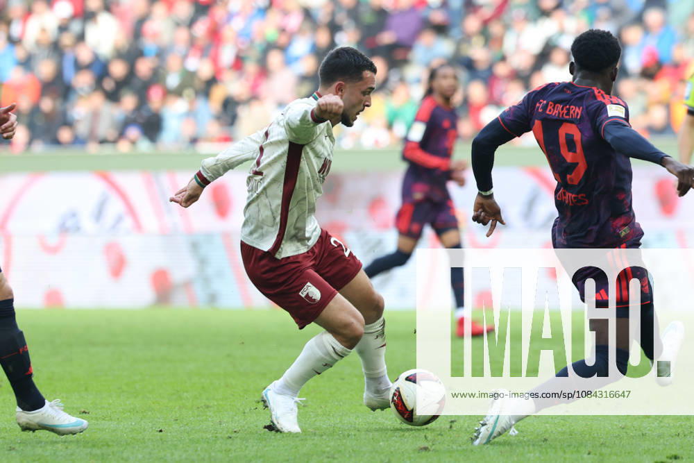 Arijon Ibrahimovic (FC Augsburg, 21) mit Alphonso Davies (FC Bayern Muenchen, 19), GER, FC Augsburg vs. FC Bayern Muenchen, Fussball, Bundesliga, 5. Spieltag, Saison 2026 2027, 10.10.2026, , GER, FC Augsburg vs. FC Bayern Muenchen, Fussball, Bundesliga, 5. Spieltag, Saison 2026 2027, 10.10.2026 Augsburg