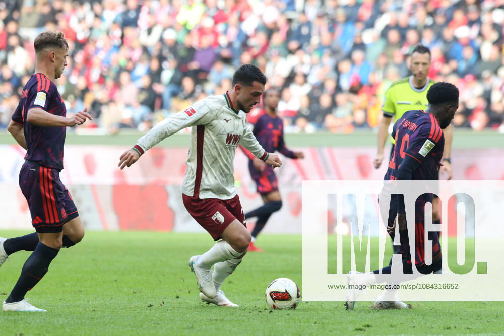 Arijon Ibrahimovic (FC Augsburg, 21) mit Alphonso Davies (FC Bayern Muenchen, 19), mit Joshua Kimmich (FC Bayern Muenchen, 06), GER, FC Augsburg vs. FC Bayern Muenchen, Fussball, Bundesliga, 5. Spieltag, Saison 2026 2027, 10.10.2026, , GER, FC Augsburg vs. FC Bayern Muenchen, Fussball, Bundesliga, 5. Spieltag, Saison 2026 2027, 10.10.2026 Augsburg