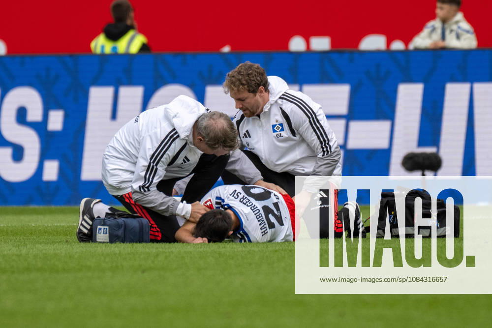 Fabio Vieira (Hamburger SV) liegt verletzt am Boden und wird behandelt. Deutschland, Sinsheim, 10.10.2026, Fussball, Bundesliga: TSG 1899 Hoffenheim vs Hamburger SV, Saison 2026 2027, 5. Spieltag, SNP Arena DFL DFB REGULATIONS PROHIBIT ANY USE OF PHOTOGRAPHS AS IMAGE SEQUENCES AND OR QUASI-VIDEO.
