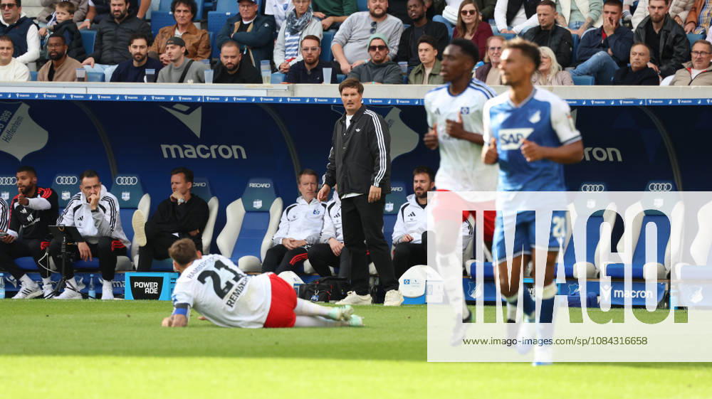 Fussball 1.Bundesliga, TSG 1899 Hoffenheim - Hamburger SV v.l. Nicolai Remberg (Hamburger SV) verletzt, Verletzung, Schmerz, Schmerzen, injured, injury, pain, pains Merlin Polzin Trainer (Hamburger SV) Sinsheim