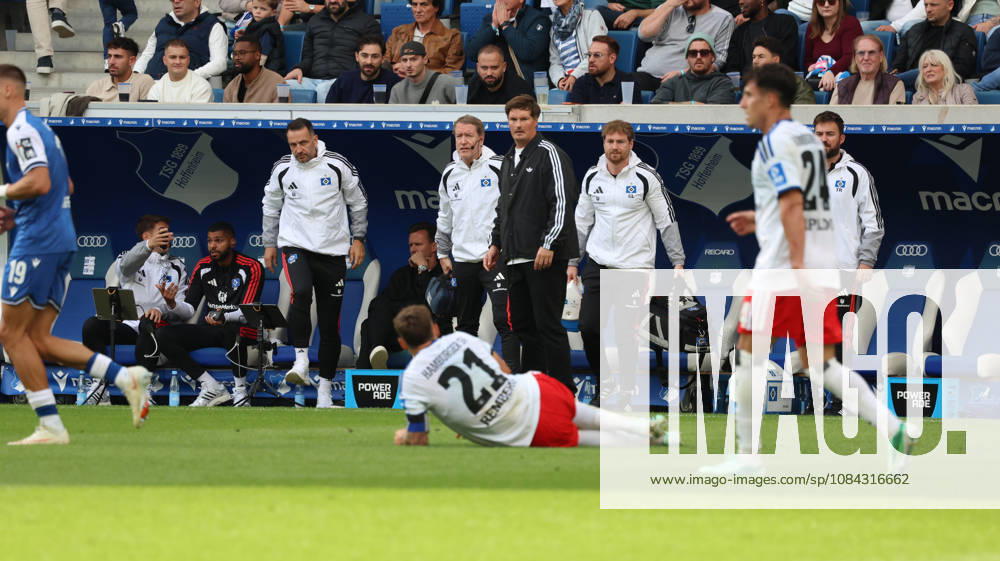 Fussball 1.Bundesliga, TSG 1899 Hoffenheim - Hamburger SV v.l. Nicolai Remberg (Hamburger SV) verletzt, Verletzung, Schmerz, Schmerzen, injured, injury, pain, pains Merlin Polzin Trainer (Hamburger SV) Sinsheim