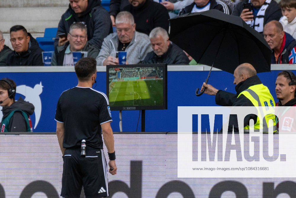 Schiedsrichter Harm Osmers schaut sich das ganze nochmals an und nimmt das Tor der TSG zurück. Deutschland, Sinsheim, 10.10.2026, Fussball, Bundesliga: TSG 1899 Hoffenheim vs Hamburger SV, Saison 2026 2027, 5. Spieltag, SNP Arena DFL DFB REGULATIONS PROHIBIT ANY USE OF PHOTOGRAPHS AS IMAGE SEQUENCES AND OR QUASI-VIDEO.