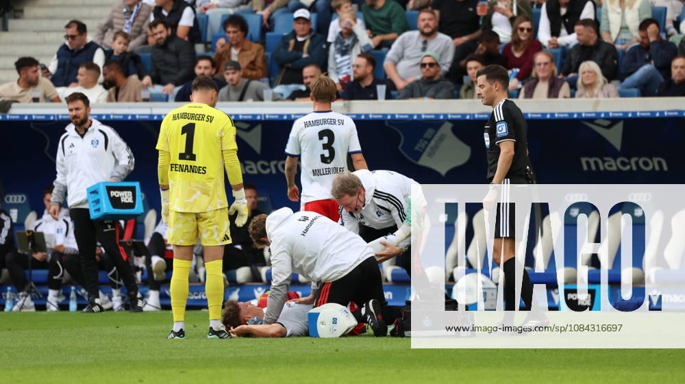Fussball 1.Bundesliga, TSG 1899 Hoffenheim - Hamburger SV v.l. Nicolai Remberg (Hamburger SV) verletzt, Verletzung, Schmerz, Schmerzen, injured, injury, pain, pains Sinsheim