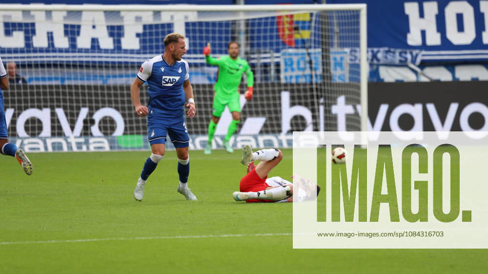 Fussball 1.Bundesliga, TSG 1899 Hoffenheim - Hamburger SV v.l. Fabio Vieira (Hamburger SV) verletzt, Verletzung, Schmerz, Schmerzen, injured, injury, pain, pains Sinsheim