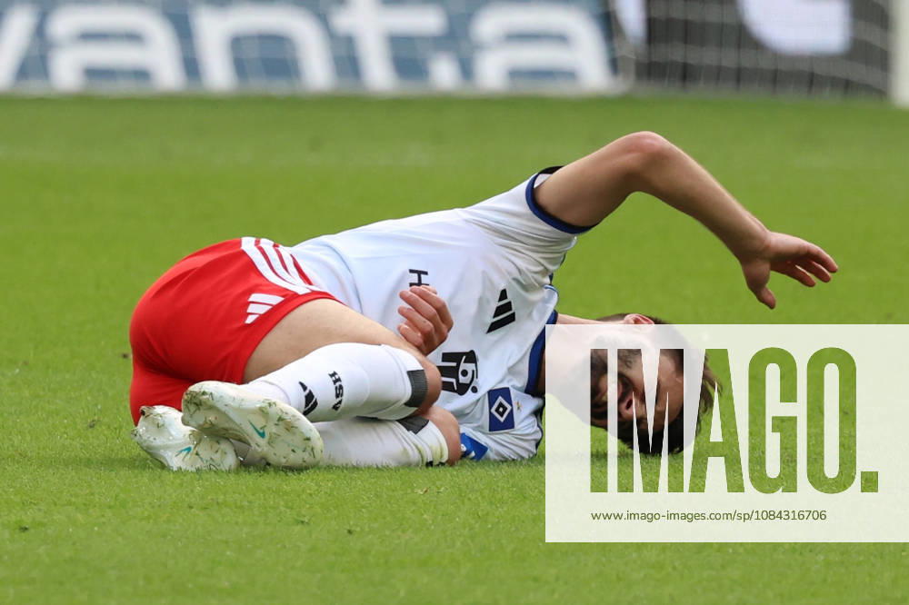 Fussball 1.Bundesliga, TSG 1899 Hoffenheim - Hamburger SV v.l. Fabio Vieira (Hamburger SV) verletzt, Verletzung, Schmerz, Schmerzen, injured, injury, pain, pains Sinsheim
